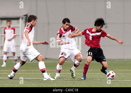 Jonathan Tan de Singapour U16(droite) et Pedro Fernandes bataille pour la balle au cours de la 23e Coupe du Lion City Canon Banque D'Images