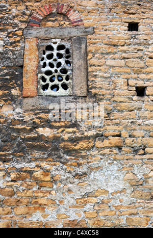 Fenêtre d'origine à l'église de San Julian de los Prados (Santullano), Oviedo, Asturias, Espagne Banque D'Images