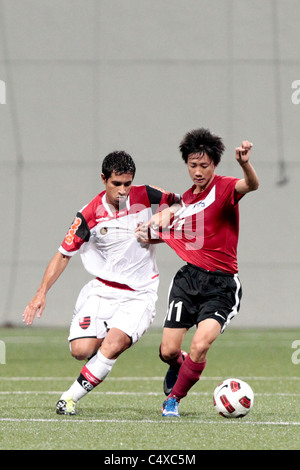 Pedro Fernandes de CR Flamengo U15(à gauche) et Jonathan Tan bataille pour la balle lâche au cours de la 23e Coupe du Lion City Canon Banque D'Images