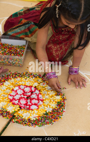 Rangoli, motif, l'Inde, la décoration, l'arrière-plan, indien, design, illustration, vector, art, floral, résumé, traditionnelle, festival, ornement, culture, fleur, l'hindouisme, mandala, diwali, décoratives, l'élément, l'arabe, graphique, ethnique, hindoue, tribal art à Preston Mela   Avenham park en célébrant la culture de l'Asie du Sud, 2011   le Lancashire, Royaume-Uni Banque D'Images