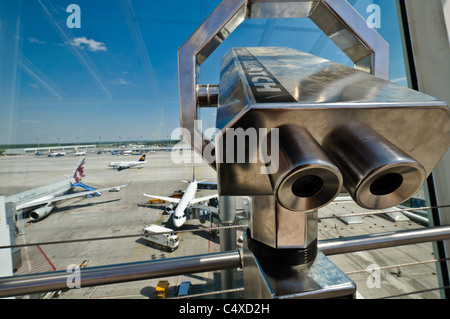 Télescope sur le terrasse panoramique de l'aéroport de Munich - Munich, Allemagne Banque D'Images