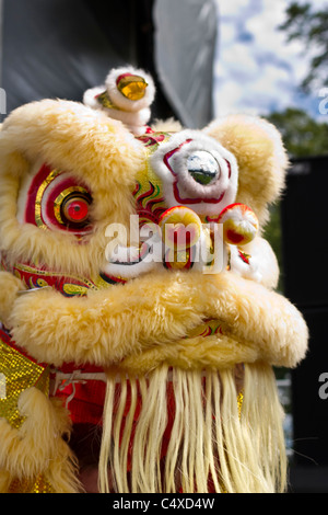 Dragon chinois fauve, beige, animal, à Preston Mela ou MelAsia dans Avenham park Preston. Un défilé pour célébrer le festival de la Culture de l'Asie du Sud, 2011, Lancashire, UK Banque D'Images
