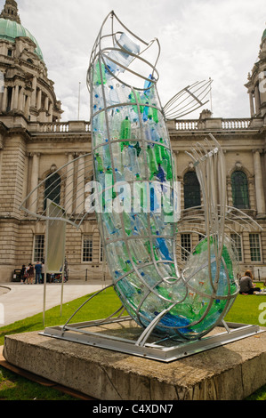 "Poisson hors de l'eau sculpture' fabriqués à partir de bouteilles d'eau vides, symbole de recyclage Banque D'Images