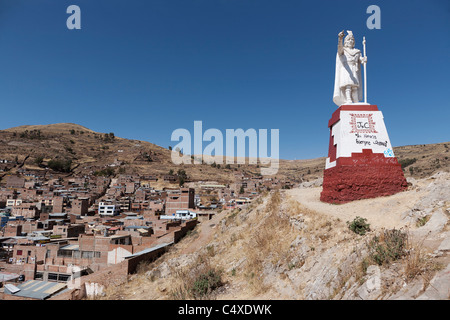 Une statue de Manco Capac en Huajsapata parc donnant sur la ville de Puno au Pérou. Banque D'Images