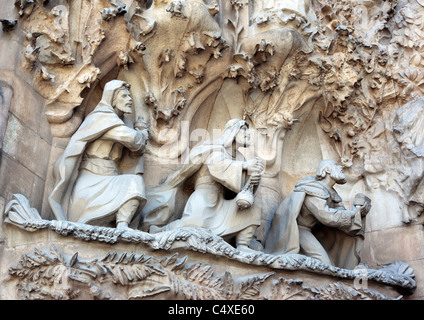 Sculpture sur façade de l'église Sagrada Familia, Barcelone, Catalogne, Espagne Banque D'Images