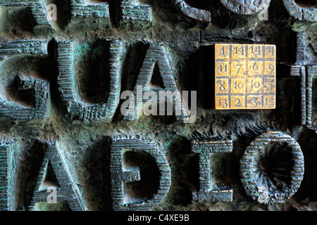 Lettres sur la porte de la basilique Sagrada Familia, Barcelone, Catalogne, Espagne Banque D'Images