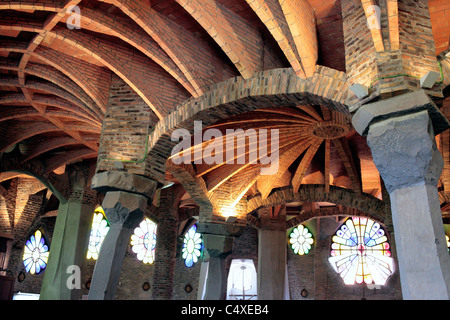 Crypte de la colonia Güell par Antoni Gaudi, Barcelone, Catalogne, Espagne Banque D'Images