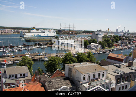 Vue de l'Alter Strom et le port, de l'ancien phare de Warnemunde, Allemagne, Banque D'Images