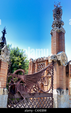 Les pavillons Güell par Antoni Gaudi, Barcelone, Catalogne, Espagne Banque D'Images