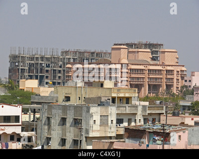 Près d'un bâtiment nouvellement construit Banque D'Images