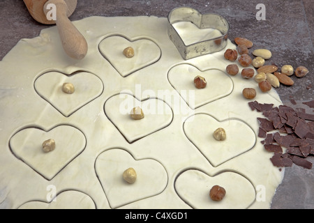 Un déploiement de la pâte à biscuits à l'emporte-pièce pour biscuits Banque D'Images