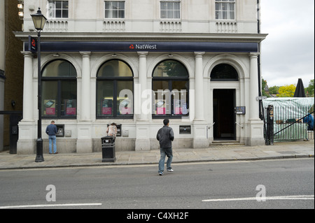 La banque NatWest sur Greenwich High Road vus de l'autre côté de la rue sur un jour nuageux. Banque D'Images