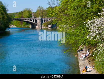 Les personnes bénéficiant de l'heure d'été à Munich, sur la rivière Isar, Allemagne. Banque D'Images