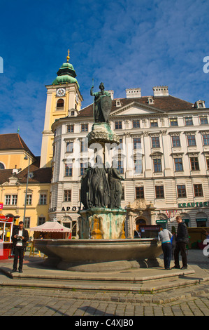 Les touristes à Austriabrunnen fontaine à la place Freyung Innere Stadt Vienne Autriche Europe centrale Banque D'Images