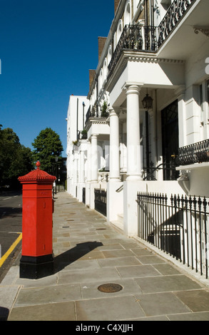 Londres Logement géorgienne du pilier rouge traditionnelle lettre fort. Pembroke Gardens London W8. Borough de Kensington et Chelsea. Banque D'Images