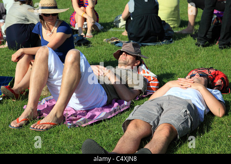 Les gens font la queue pour l'entrée pour le tournoi de tennis de Wimbledon, Surrey, Angleterre Banque D'Images