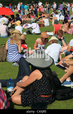 Les gens font la queue pour l'entrée au tournoi de tennis de Wimbledon, Surrey, Angleterre Banque D'Images