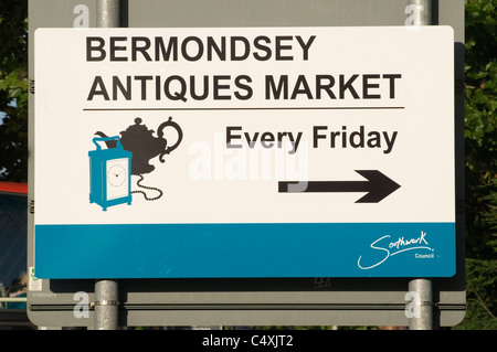 Marché d'Antiquités de Bermondsey signe et aussi appelé New Caledonian Road market Southwark London UK HOMER SYKES Banque D'Images