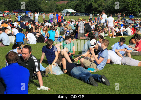 Les gens font la queue pour l'entrée au tournoi de tennis de Wimbledon, Surrey, Angleterre Banque D'Images