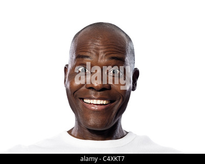 Portrait d'un homme expressif souriant avec les yeux grands ouverts en studio sur fond isolé blanc Banque D'Images