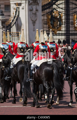 Blues & Royals de la Household Cavalry passant Buckingham palace Banque D'Images