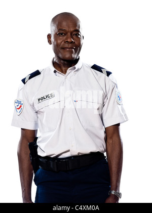 Portrait d'un afro-américain permanent policier mature en studio sur fond isolé blanc Banque D'Images