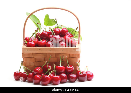 Panier avec la cerise douce isolé sur fond blanc. Banque D'Images