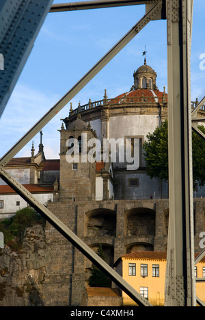 Monastère Serra do Pilar à Porto, Portugal, vu à travers le Pont Dom Luis à Porto, Portugal Banque D'Images