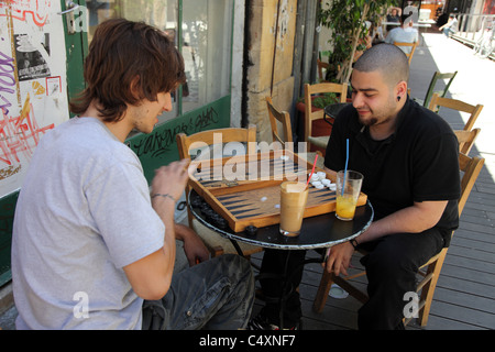 Deux jeunes hommes jouant au backgammon, Nicosie pavement cafe, République de Chypre Banque D'Images