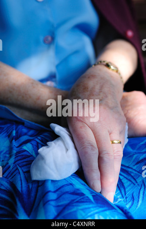 Les femmes âgées Holding mouchoir . Banque D'Images