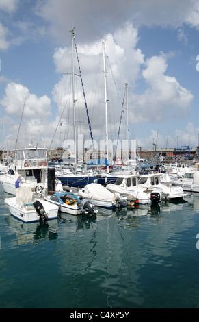 La pêche et bateaux de plaisance amarrés dans le port à Fuerteventura dans les îles Canaries Banque D'Images