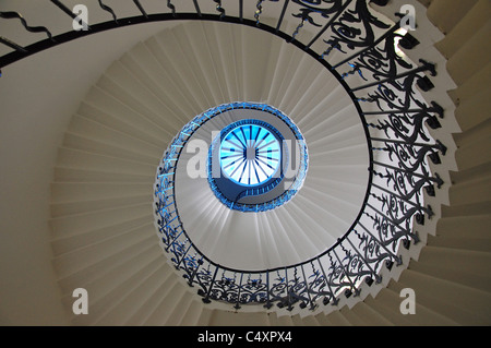 Escalier en spirale, la Maison de la Reine, Greenwich, London Borough of Greenwich, Greater London, Angleterre, Royaume-Uni Banque D'Images