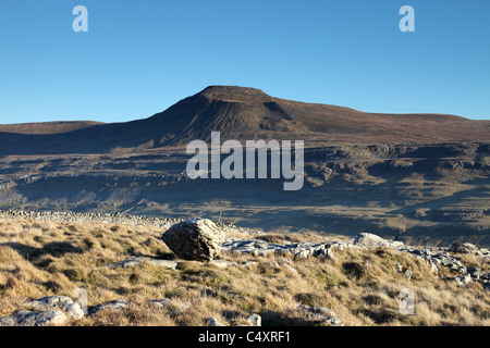 À partir de la montagne Ingleborough Twistleton cicatrices irrégulières avec échelles Boulder Moor Royaume-uni Yorkshire Dales Banque D'Images