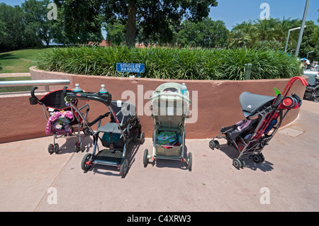 Le Parc A Theme Epcot Center Et Orlando Floride Espace Poussette De Bebe Et L Aire De Stationnement Du Chariot Photo Stock Alamy