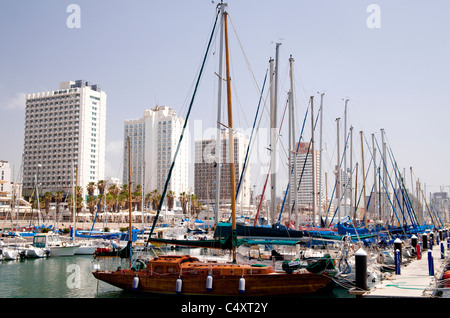 La marina de Tel Aviv Israël avec les yachts et les hôtels Banque D'Images