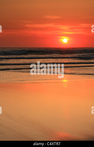 Coucher du soleil d'été à Porthtowan beach sur une chaude soirée d'été, North Cornwall, England, UK Banque D'Images