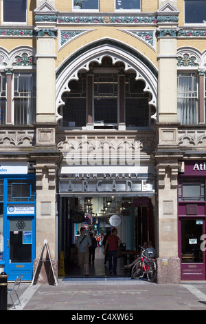 Entrée à la High Street Arcade à Cardiff South Wales Royaume-Uni Banque D'Images