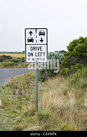 Panneau d'avertissement de trafic Conseiller les conducteurs à conduire sur le côté gauche de la route près de Peterborough Victoria Australie Banque D'Images