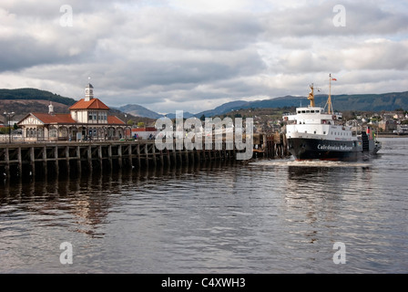 M.V. Saturne CalMac & Voiture de passagers près de la jetée de Dunoon ARGYLL & BUTE Ecosse UK United Kingdom Banque D'Images