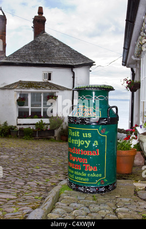 Thés crème, laits peints ; Maison de thé dans le village de pêcheurs historique de North Devon, Royaume-Uni Banque D'Images