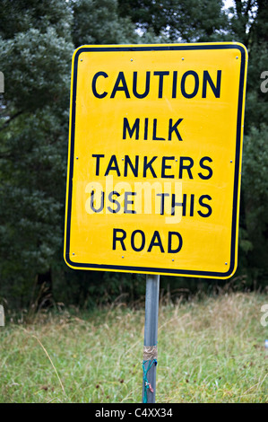 Panneau de circulation jaune Conseiller les automobilistes que les navires-citernes de lait utiliser cette route à Apollo Bay Victoria Australia Banque D'Images