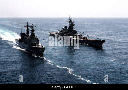 USS New Jersey battleship, droite, et le destroyer USS Fletcher Banque D'Images