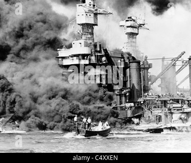 USS West Virginia brûler après l'attaque sur Pearl Harbor, Hawaï à. Banque D'Images