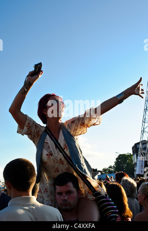 Une femme en haut d'une mans épaules pendant l'appelant 2011 Hard Rock Music Festival, Hyde Park le 25 juin 2011. Photo par Julie Banque D'Images