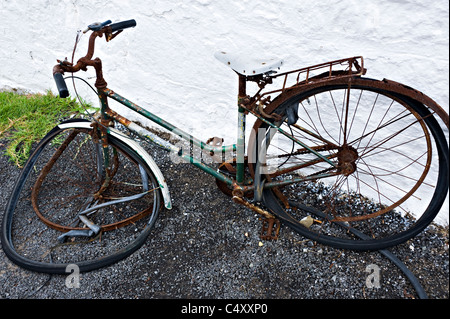 Un vieux vélo Rouillé s'appuie contre un mur à Cape Otway près du phare de la Great Ocean Road Victoria Apollo Bay Australie Banque D'Images