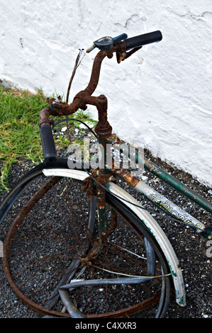 Un vieux vélo Rouillé s'appuie contre un mur à Cape Otway près du phare de la Great Ocean Road Victoria Apollo Bay Australie Banque D'Images