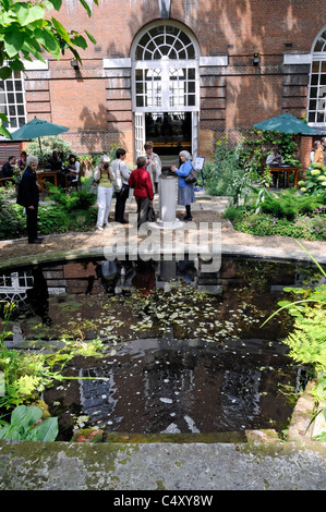 L'Association médicale britannique BMA Jardin avec étang et les gens, ouvrir des places et des jardins week-end London England UK Banque D'Images