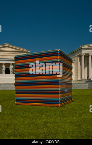 La sculpture moderne sur le terrain de la Albright-Knox Art Gallery, Buffalo, New York, USA. Banque D'Images