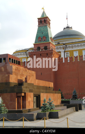 Le Senatskaya Tour du Kremlin de Moscou. Près de : le mausolée de Lénine (à l'avant), le Kremlin Sénat (à l'arrière) Banque D'Images