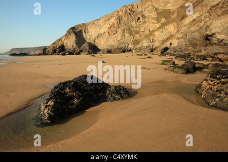 Marée basse à Porthtowan beach sur une chaude soirée d'été, North Cornwall, England, UK Banque D'Images